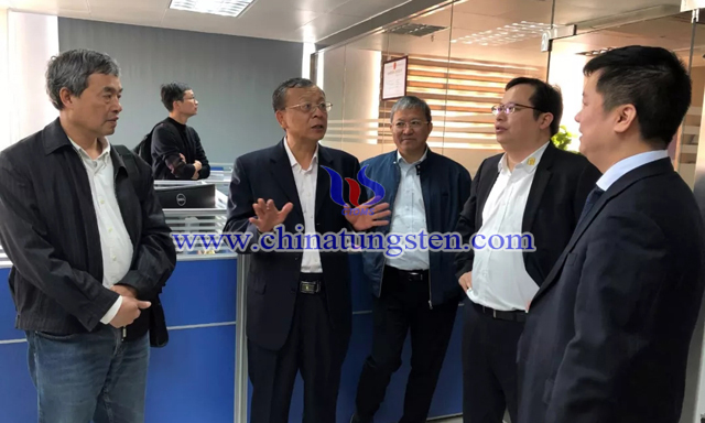 與會代表到東莞市數(shù)控刀具行業(yè)協(xié)會座談交流，并參觀國家模具產(chǎn)品質(zhì)量監(jiān)督檢驗中心