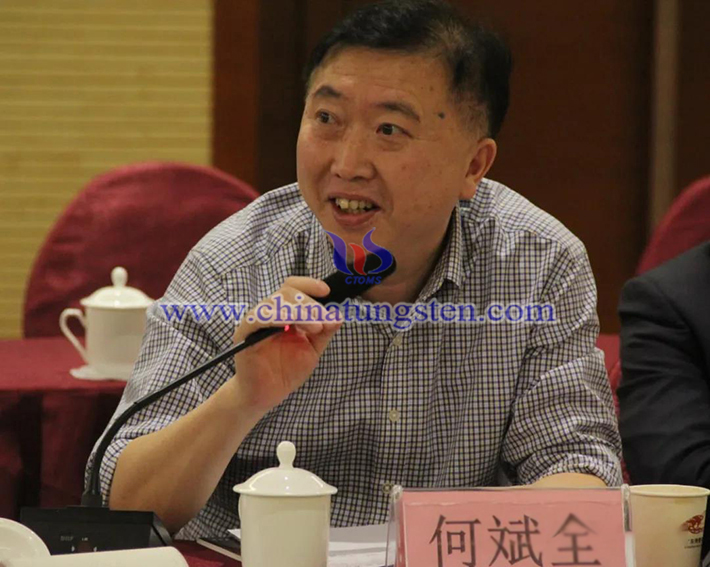 中國鎢業(yè)協(xié)會(huì)主席團(tuán)主席，湖南柿竹園有色金屬有限責(zé)任公司黨委書記、總經(jīng)理何斌全